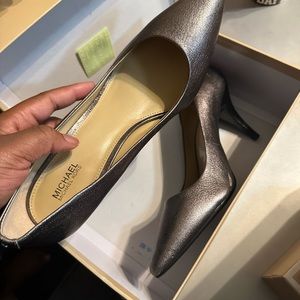 Michael Kors mid pump